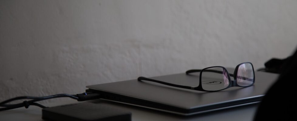 glasses_desk-1-978x400 (1)