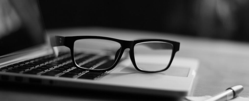 glasses_desk_computer-1-978x400