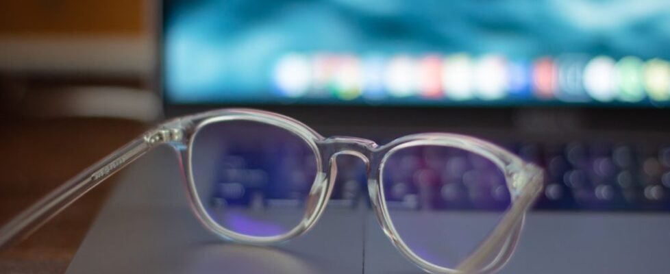 glasses_desk_computer-1024x683-978x400