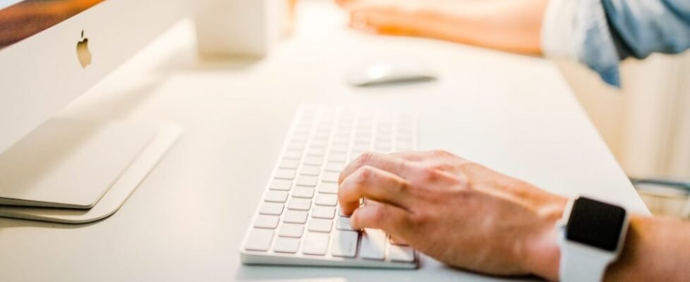 hand_desk_work-1024x682-978x400