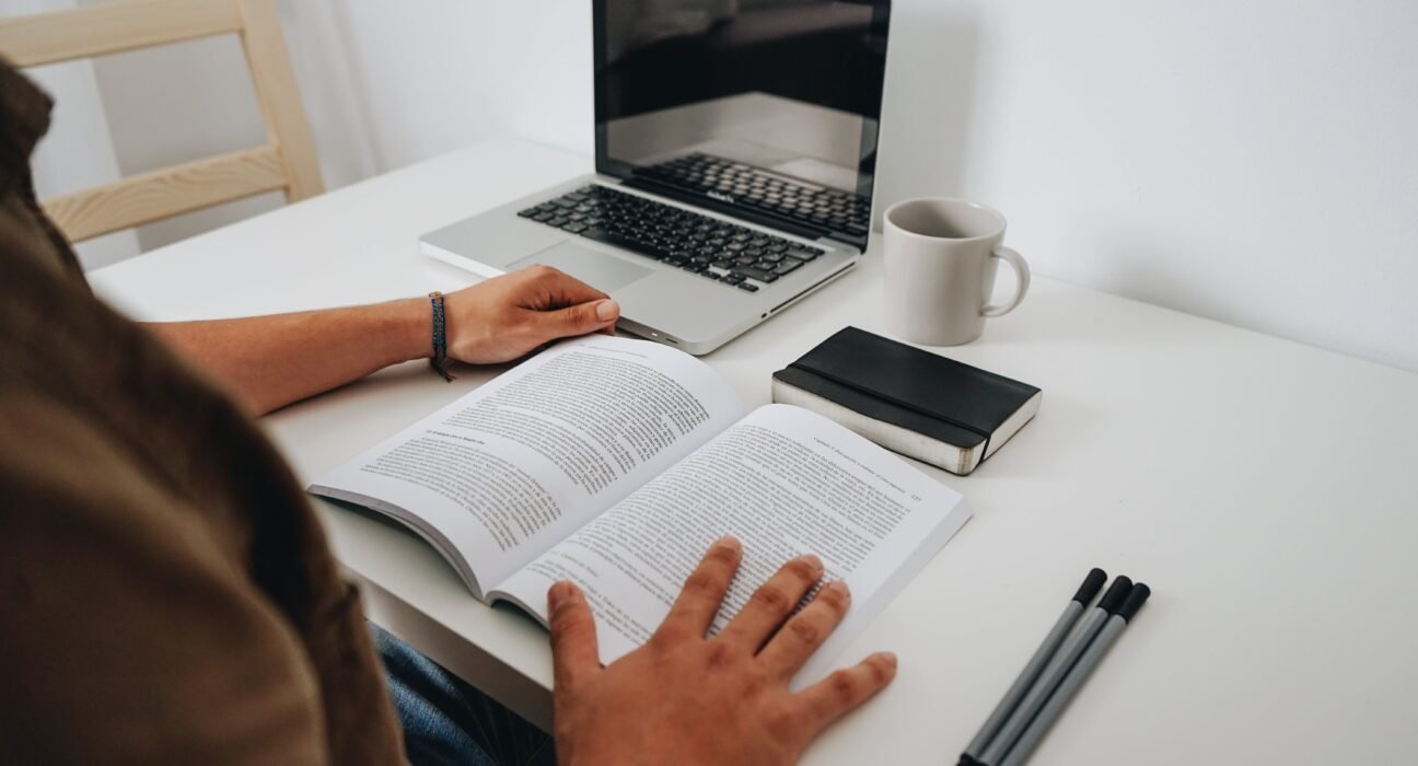 pexels-enzo-muñoz-2663853