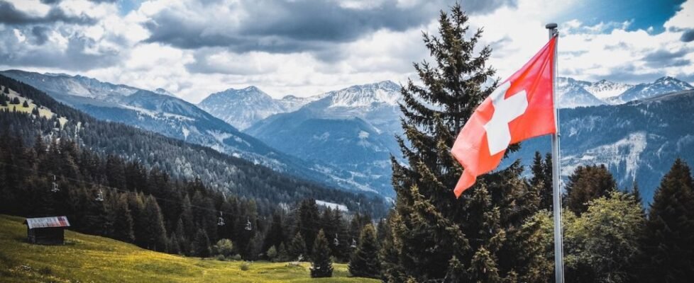 switzerland_swiss_flag-1024x576-978x400