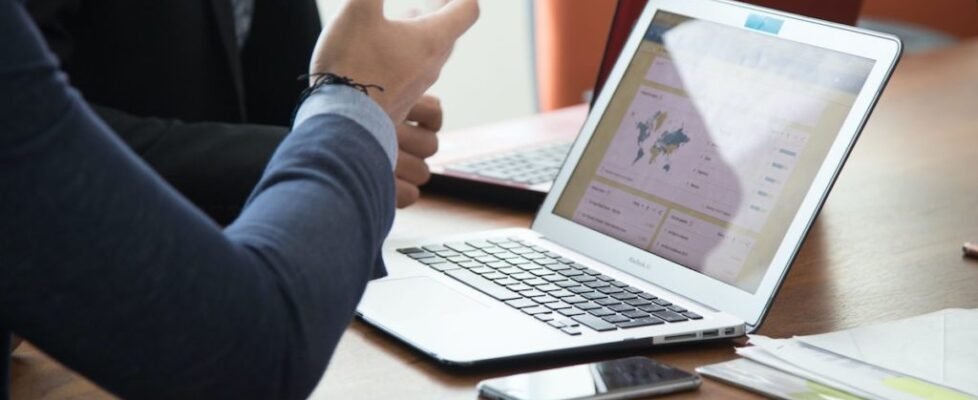 business_hands_desk-1024x683-978x400 (1)