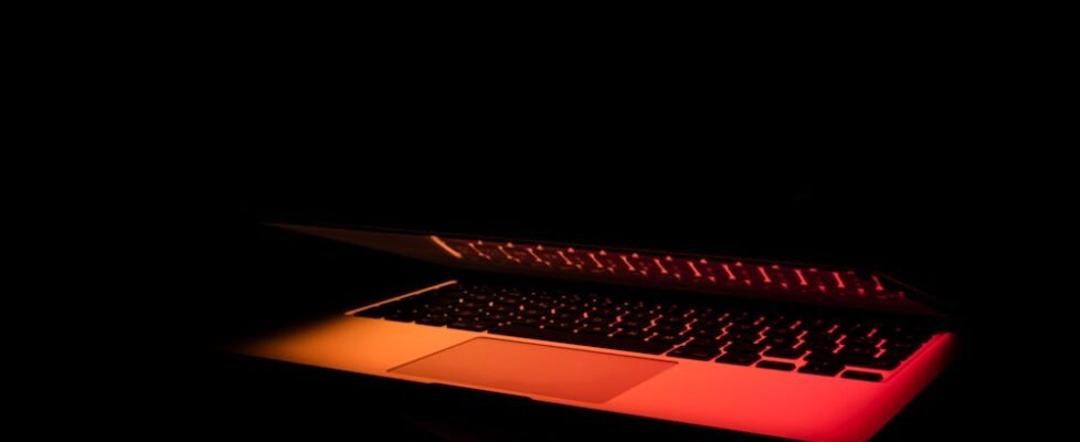 computer_dark-978x400 (1)