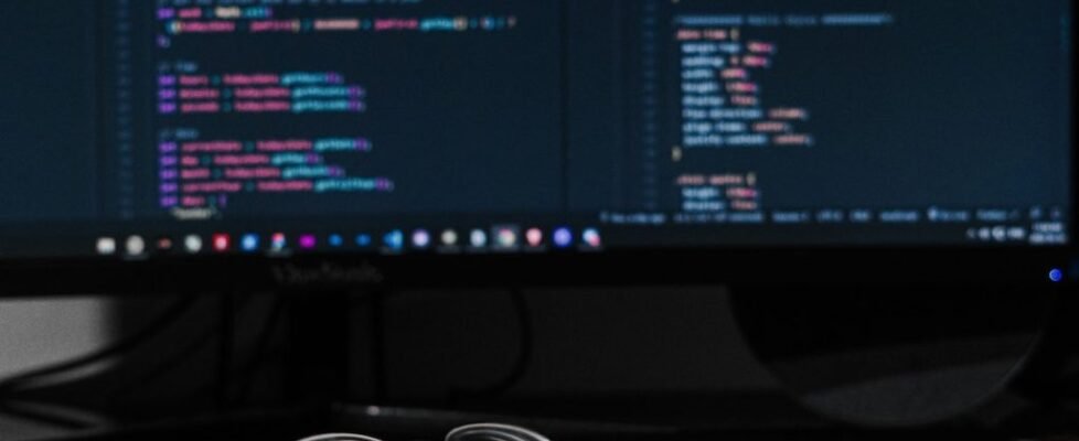 desk_computer_glasses-1024x651-978x400 (1)