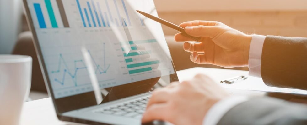 hands_desk_data-978x400 (1)