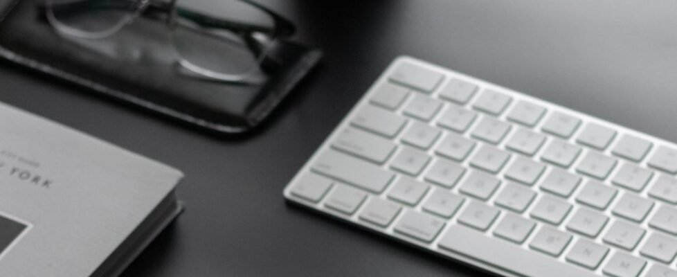 desk_keyboard_glasses-1024x584-978x400 (3)