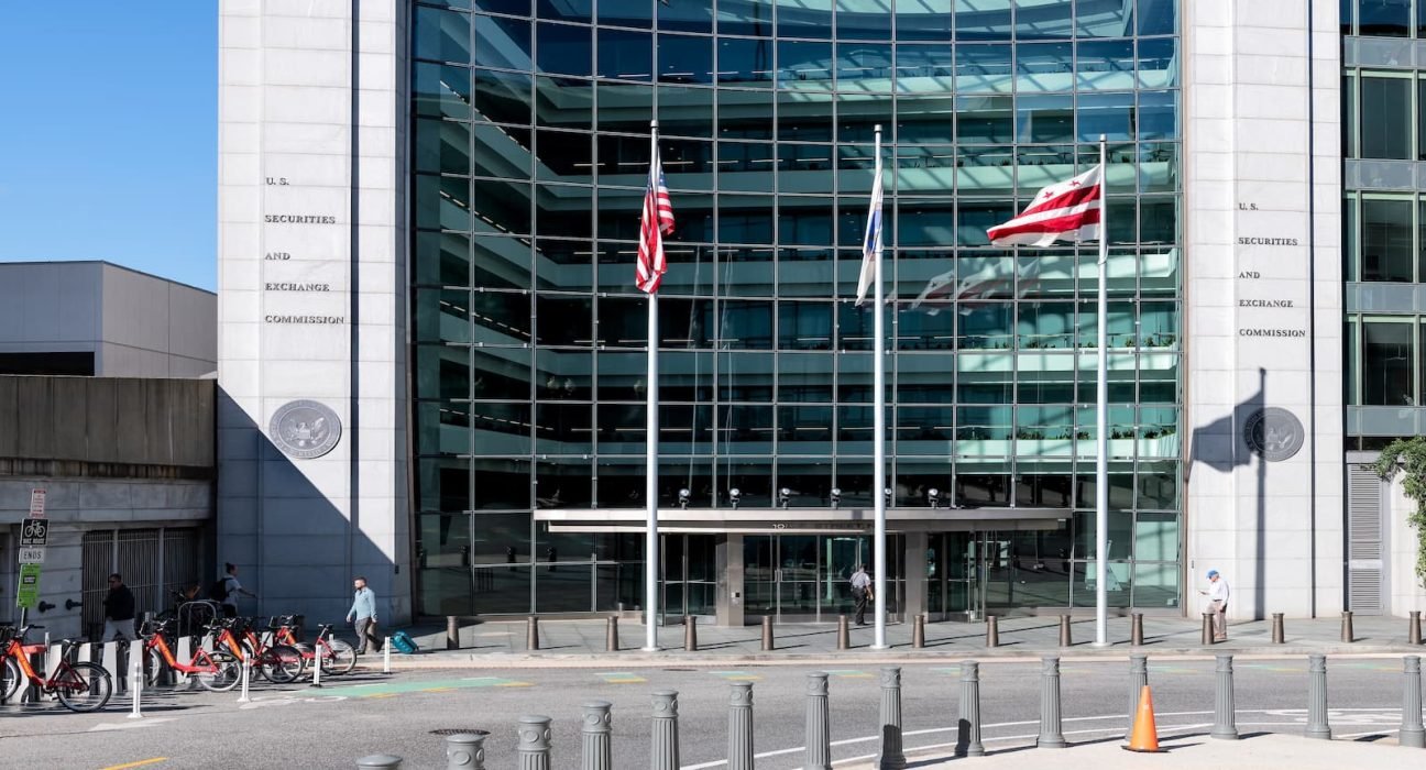 SECは、Equiniti Trustがサイバー侵入により顧客資金を失ったとして訴えました。Equinitiは、民事罰金を支払い。