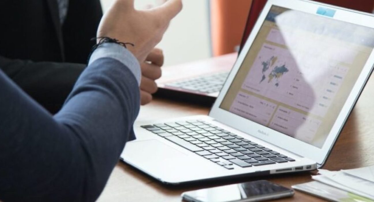 business_hands_desk-1024x683-978x400 (1)