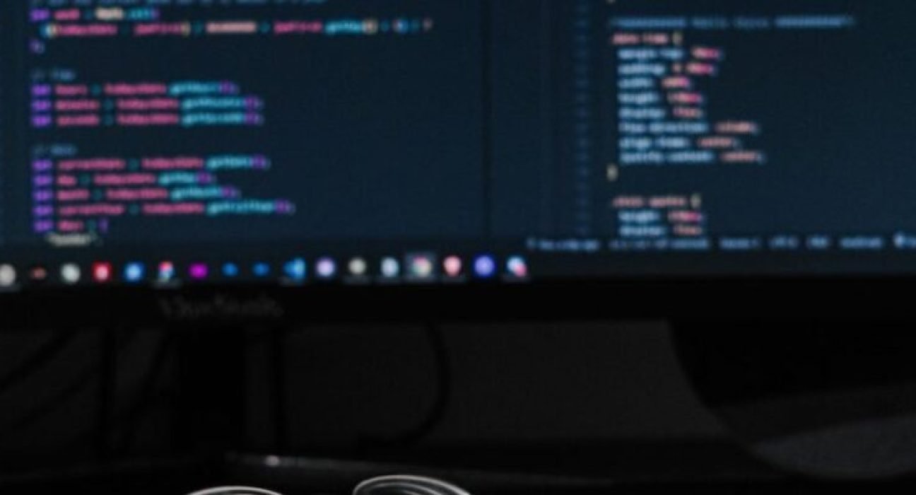 desk_computer_glasses-1024x651-978x400 (1)