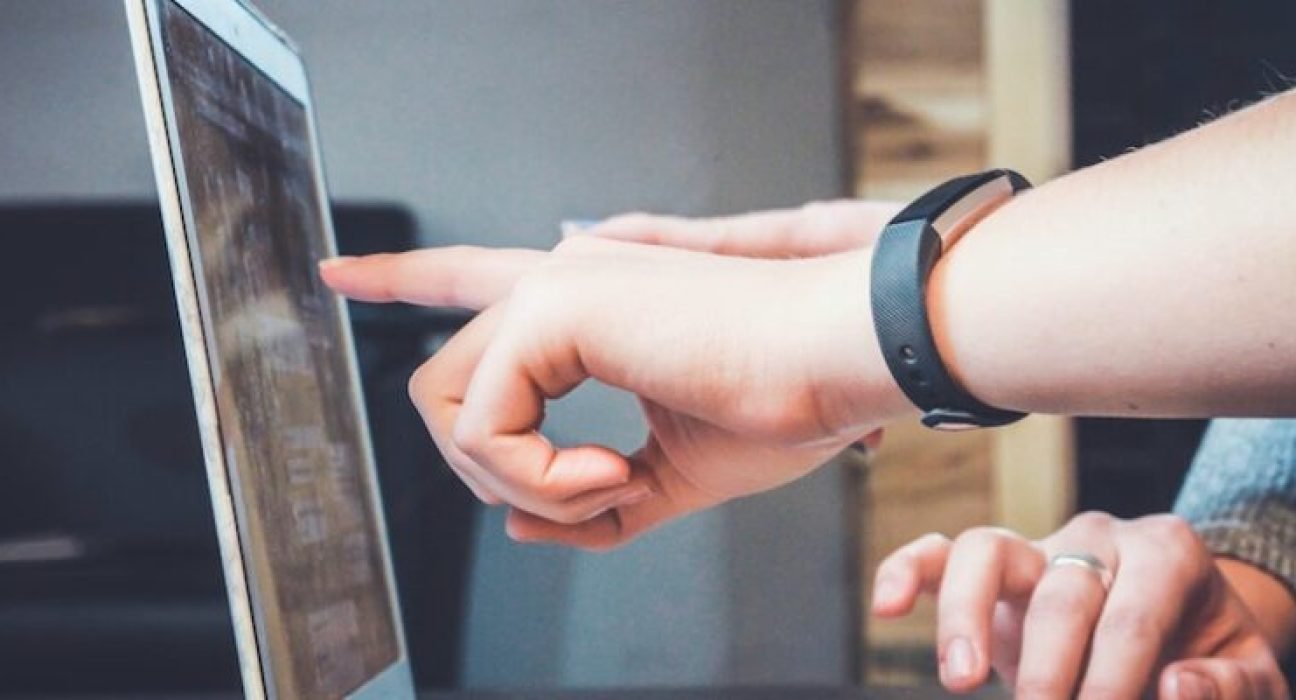 desk_hand_computer-978x400 (4)