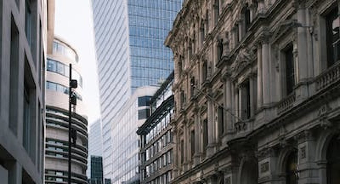 free-photo-of-classical-building-near-futuristic-skyscraper-walkie-talkie-fenchurch-building-in-london