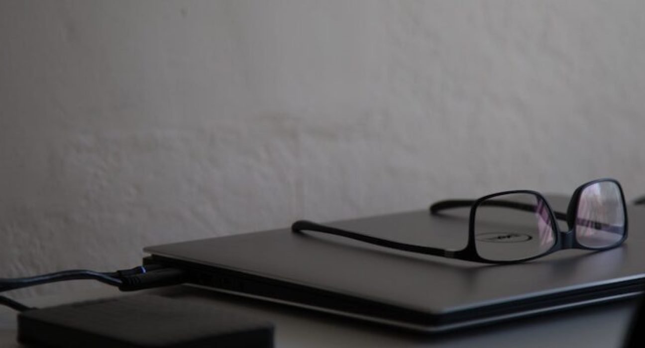 glasses_desk-1-978x400 (1)