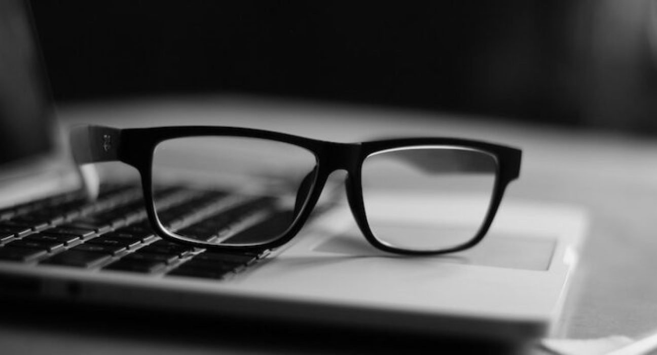glasses_desk_computer-1-978x400
