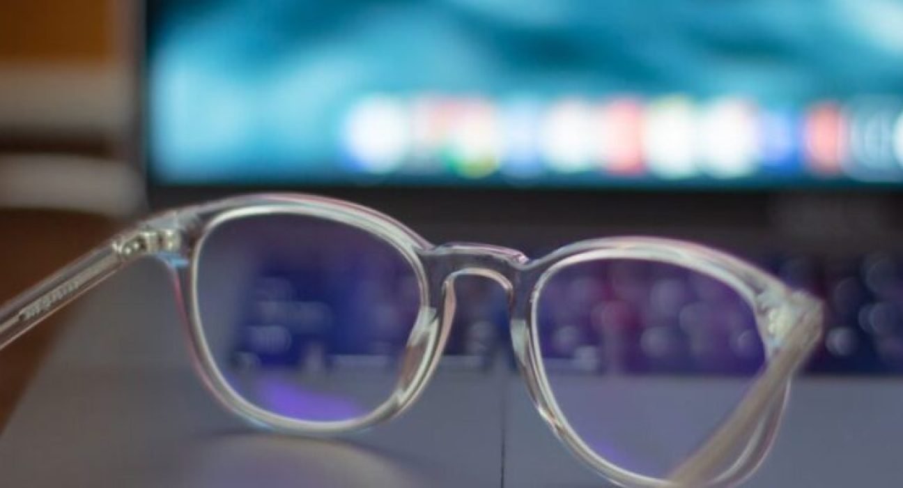 glasses_desk_computer-1024x683-978x400 (1)