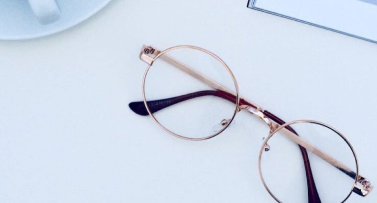 glasses_regulation_desk-1024x768-978x400 (1)