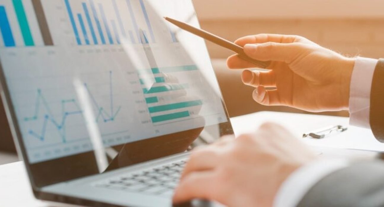 hands_desk_data-978x400 (2)