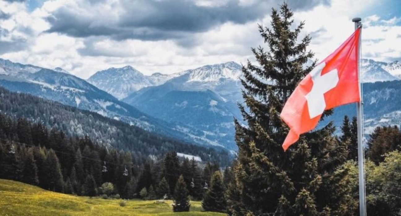 switzerland_swiss_flag-1024x576-978x400